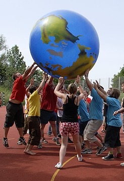 JRKler/-innen, die einen riesigen Weltkugel-Ball in die Luft werfen. Foto: JRK-Bildarchiv